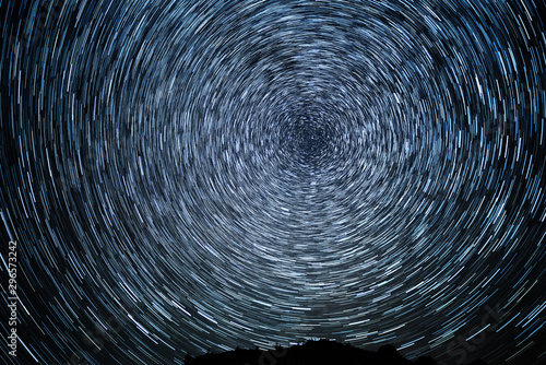 Foto Star trails on a long exposure. Mountain Altai. Russia.