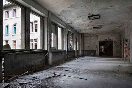 un vieux couloir dans un bâtiment abandonné