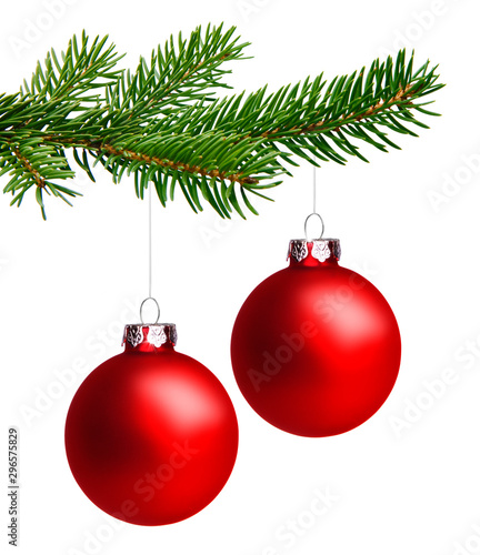 Bunte Weihnachtskugeln mit Weihnachtsgrün isoliert auf weißem Hintergrund