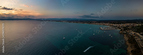 Fototapeta Naklejka Na Ścianę i Meble -  Die Bucht von Palma auf Mallorca bei Sonnenuntergang