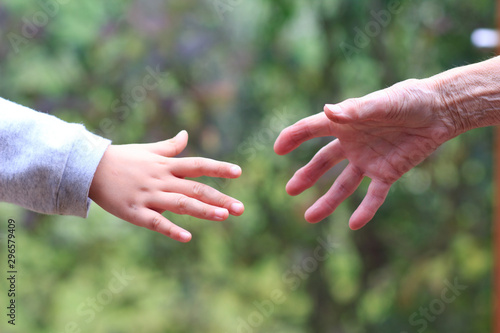 Hand in Hand, Zusammen, Hilfe © Kwerfeldt