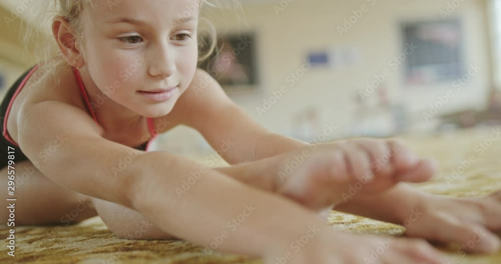 Little girl stretching in front splits Stock ビデオ | Adobe Stock 