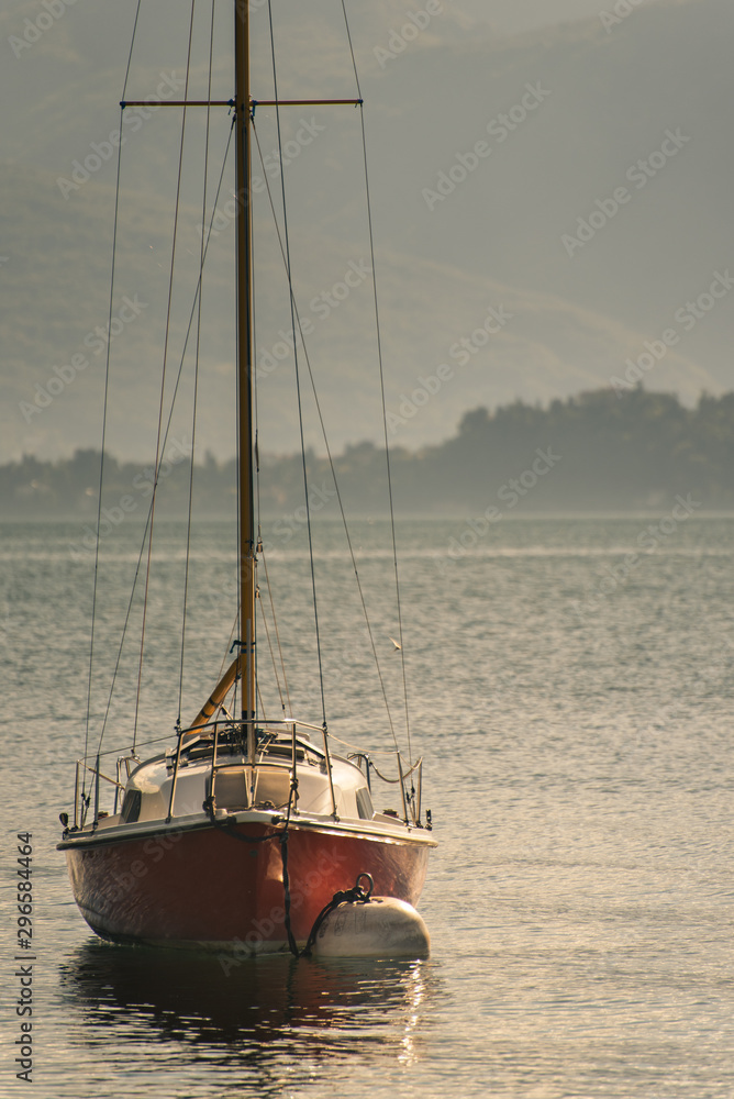 un voilier bateau à voile sur le lac majeur