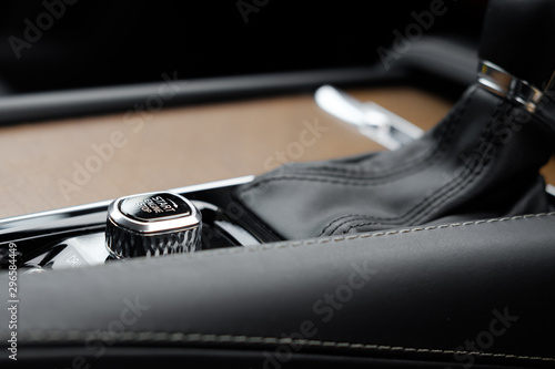 Foto Close-up image of the electronic engine start button seen on a european, luxury built SUV vehicle