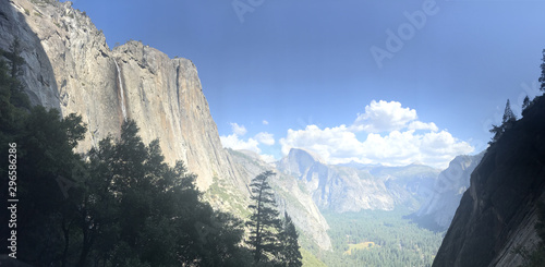 Blick auf den Upper Yosemity Wasserfall und Half Dome im Spätsommer aus Sicht eines Wanderers.