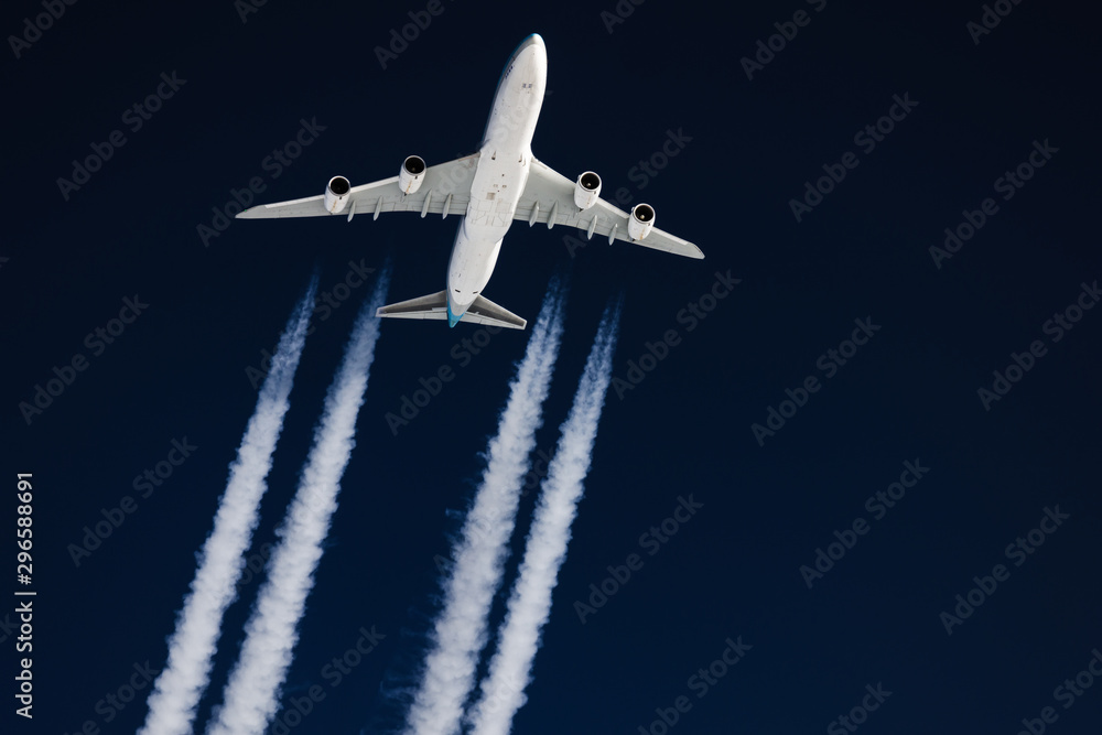Flugezeug (Jumbojet) mit Kondensstreifen Flugezeug (Jumbojet) mit Kondensstreifen