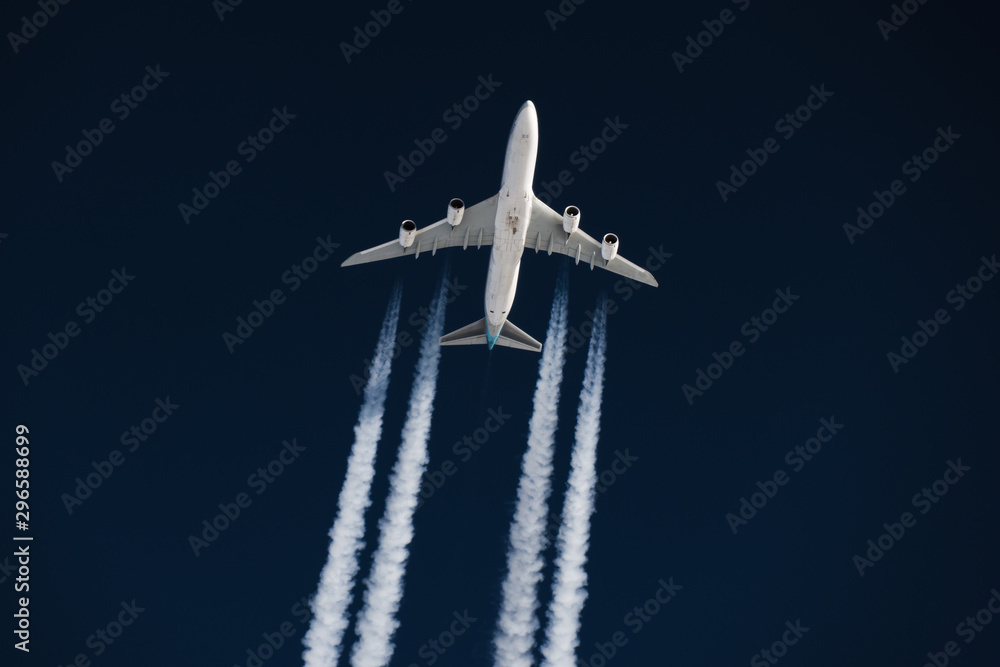 Flugezeug (Jumbojet) mit Kondensstreifen Flugezeug (Jumbojet) mit Kondensstreifen