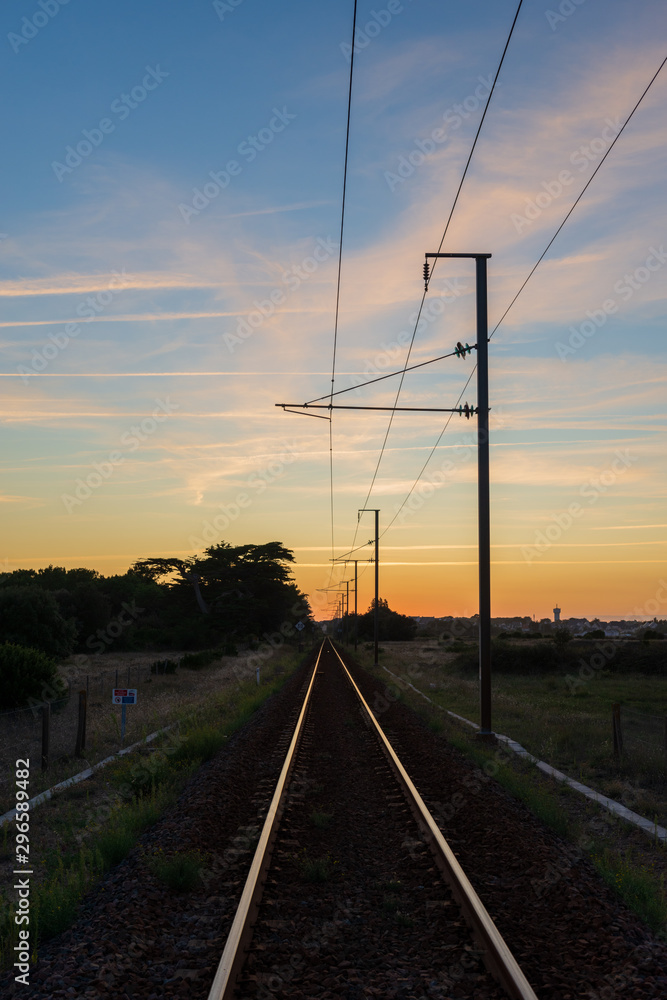 Sonnenuntergang über Bahnschienen