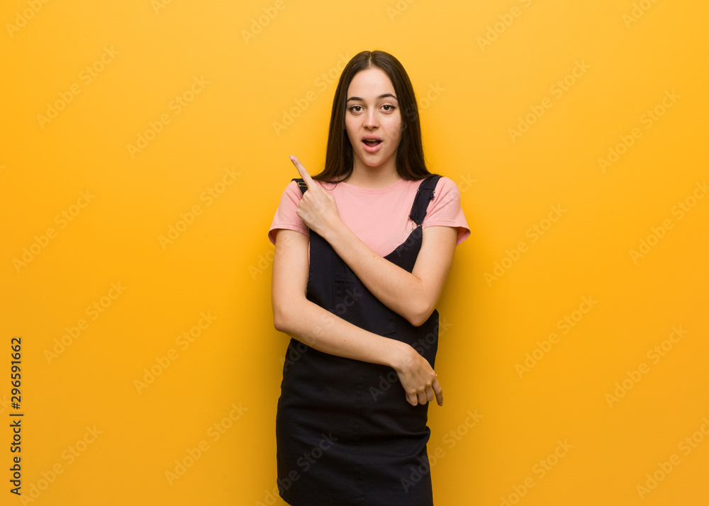 Young natural pretty girl pointing to the side Young natural pretty girl pointing to the side