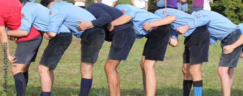 Foto group of boys scout playing at leapfrog