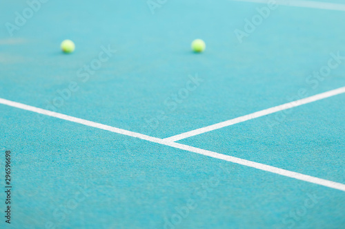 Zwei Tennisbälle auf einem Indoor Tennisplatz