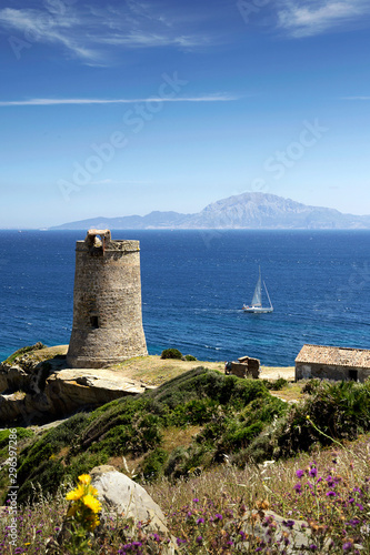 Vista panorámica de la torre de Guadalmesí y un velero navegando por el estrecho de Gibraltar de fondo, Tarifa, Cádiz, Andalucía, España