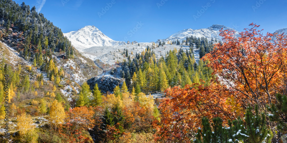 Herbst und Winter in den Alpen im Zillertal in Tirol als Panorama