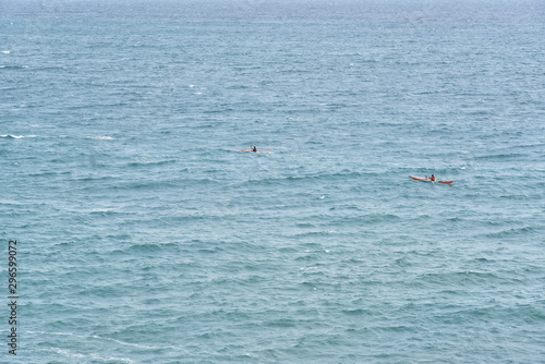 Tableau sur toile deux kayaks sur une mer immense - infiniment petit