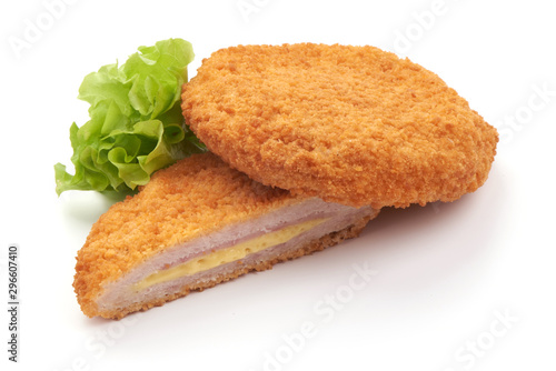 Foto Fried chicken Cordon bleu with cheese in breadcrumbs, isolated on white backgrou