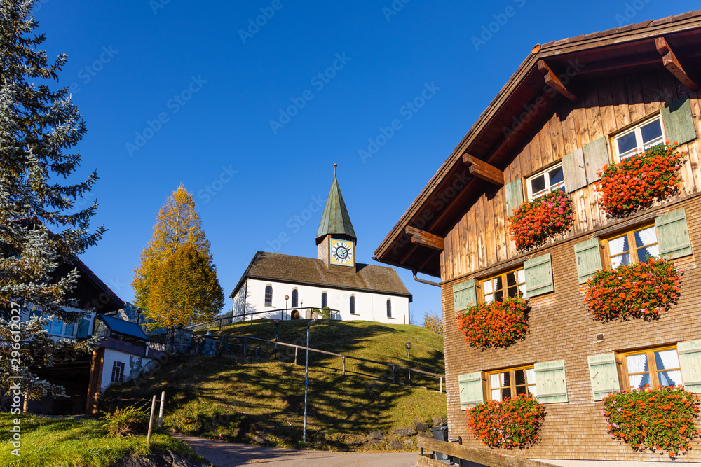 Allgäuer Dorf mit Kapelle