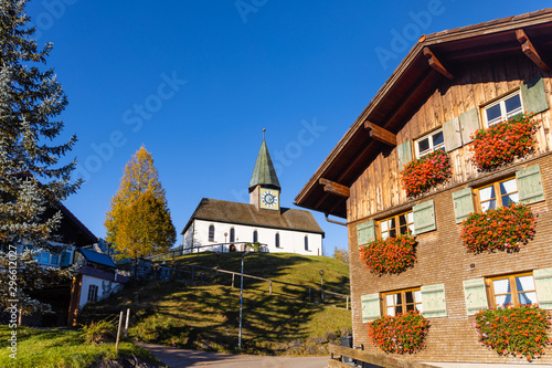 Allgäuer Dorf mit Kapelle © Dieter