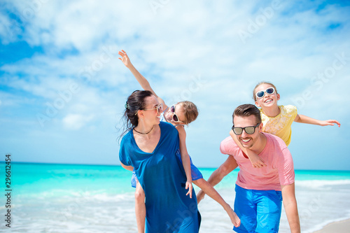 Canvas Print Happy family on the beach during summer vacation