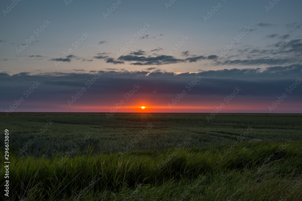 Sonnenuntergang über den Feldern in Norddeutschland