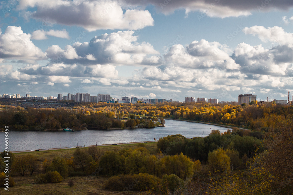 Obraz premium autumn Sunny day in the city Park