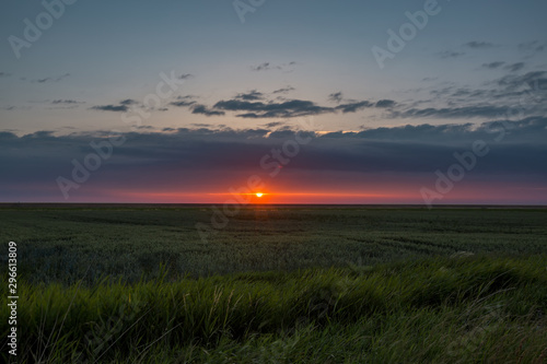 Sonnenuntergang über den Feldern in Norddeutschland