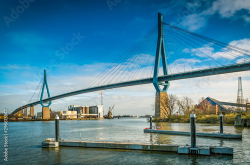Die Köhlbrandbrücke in Hamburg mit blauem Himmel