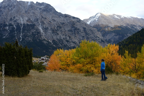donna in montagna in autunno © Mariano Pardini
