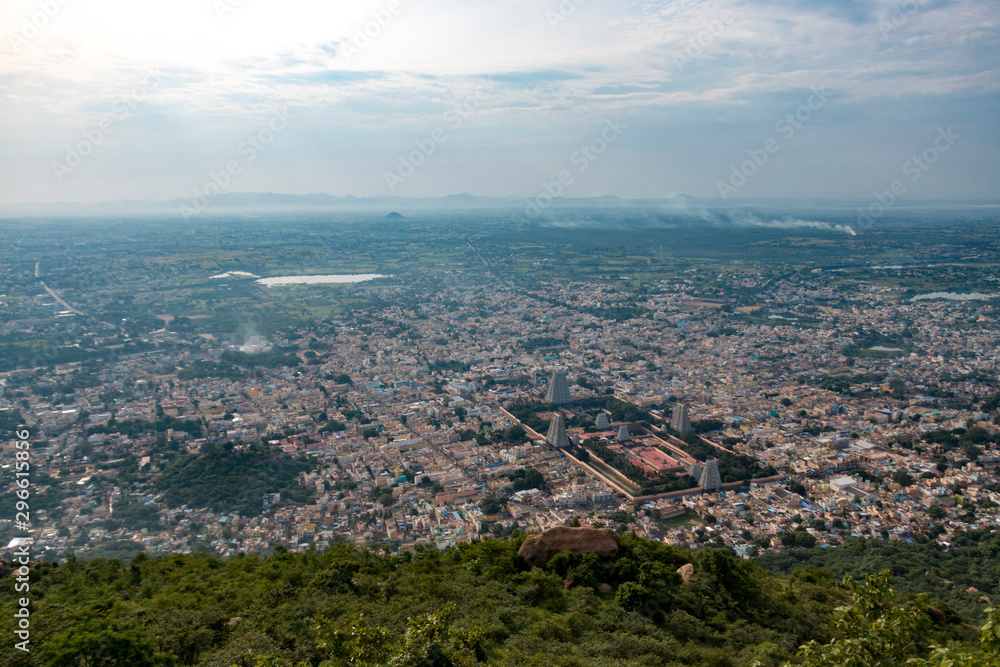 Obraz premium Overall view of the city of Tiruvannamalai and the Annamalaiyar temple from the Arunchalahill sacred mountain hiking on a summer day, Tiruvannamalai, Tamil Nadu, India 2019
