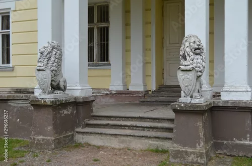 Fototapeta na wymiar lwy z herbami przy schodach wejściowych do Pałacu Raczyńskich w Złotym Potoku