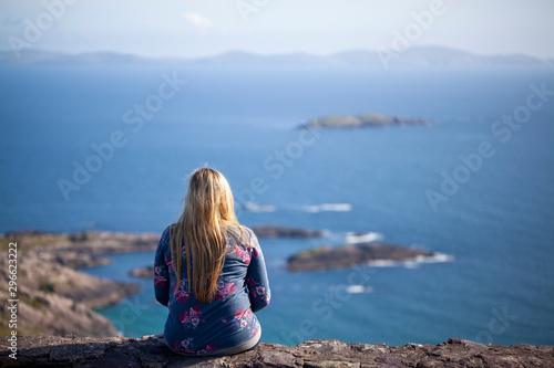 Mujer rubia contemplando el mar photo
