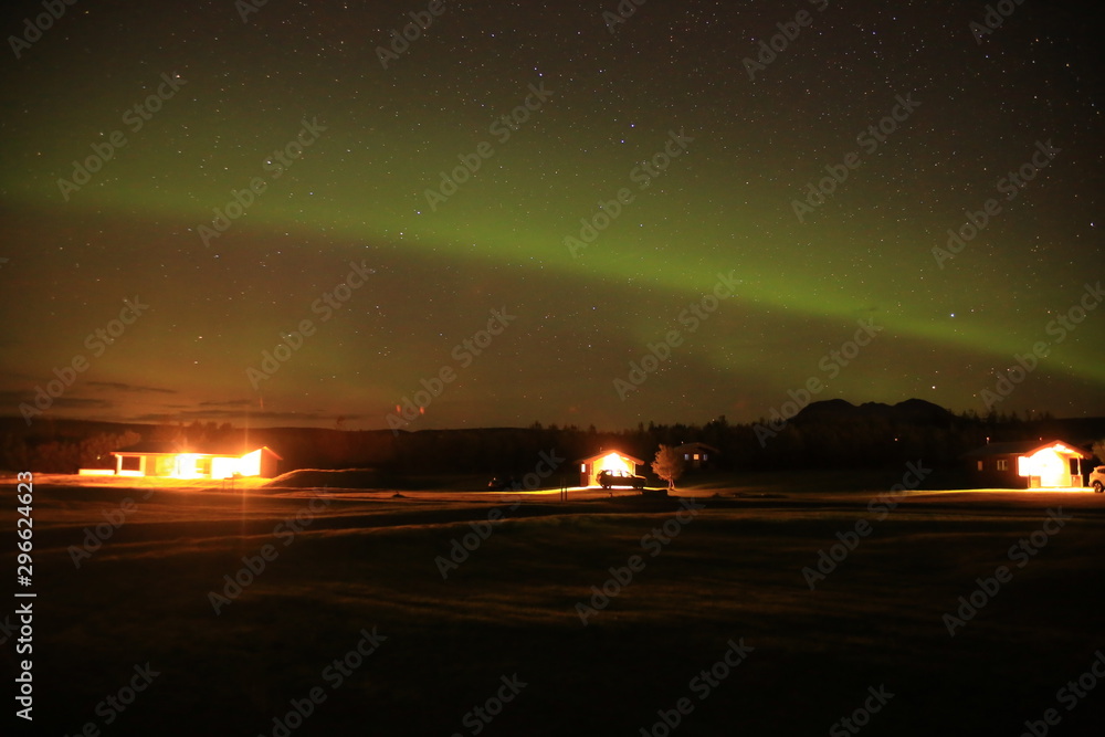 Aurora Boreal de tonos verdes en cielo de Islandia