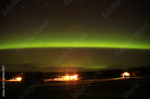Aurora Boreal de tonos verdes en cielo de Islandia