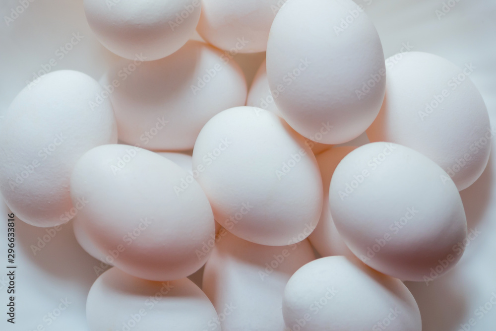 Huevos blancos ecológicos en un recipiente blanco. Huevos blancos ecológicos en un recipiente blanco.
