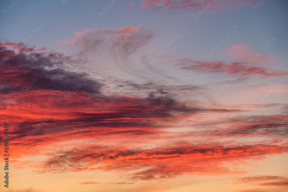 Fototapeta premium Schöner Wolkenhimmel bei Sonnenuntergang