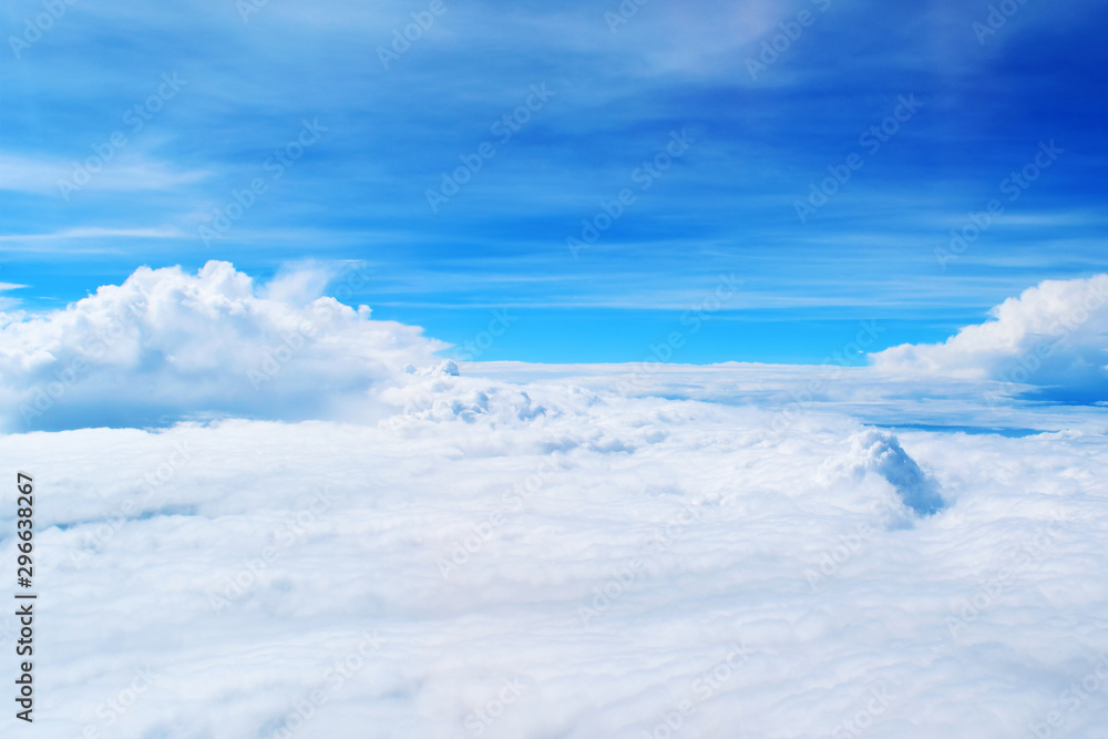 Vista aérea del cielo azul y nubes