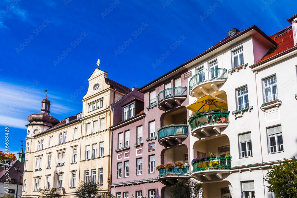 Obraz premium View on old residential buildings in Bogenhausen Munich, Germany