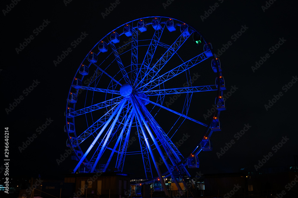 Picture of ferris wheel against background of night sky