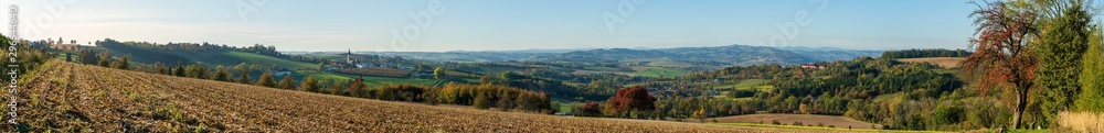frisch gepflügter Acker im Hintergrund Eferdinger Becken Herbst Panorama