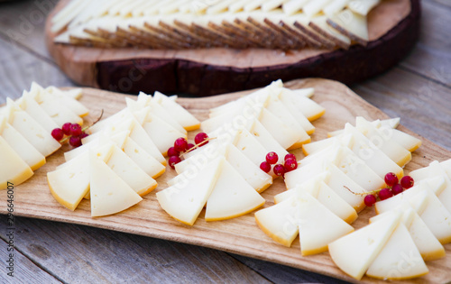 porciones de queso del pais con higos rojos sobre bandeja de madera photo