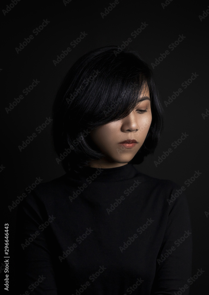 Φωτογραφία Beautiful woman, short hair, Asian face, white skin, red lipstick Wearing a blac