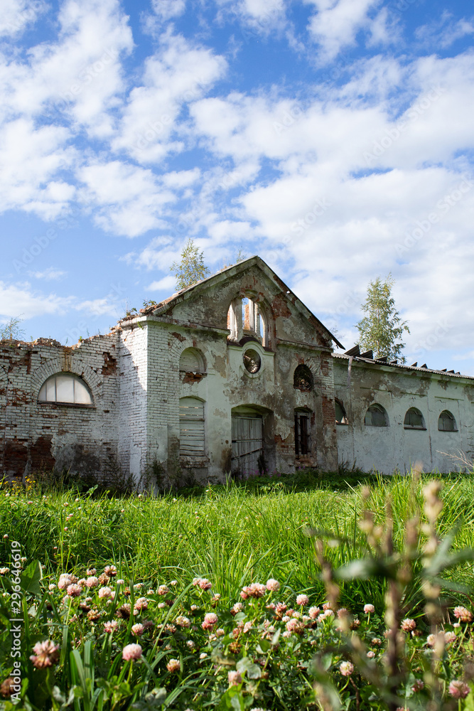 Naklejka premium Ancient building, sunny day, green gradd