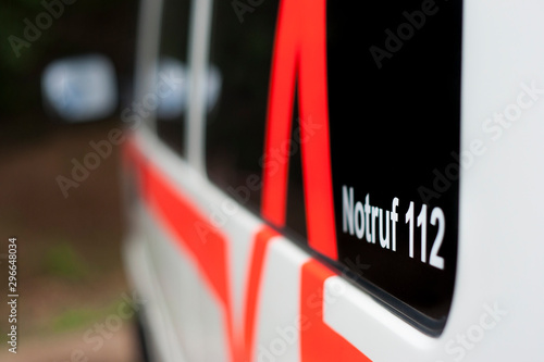 Notruf 112 Aufschrift auf einem Rettungswagen 