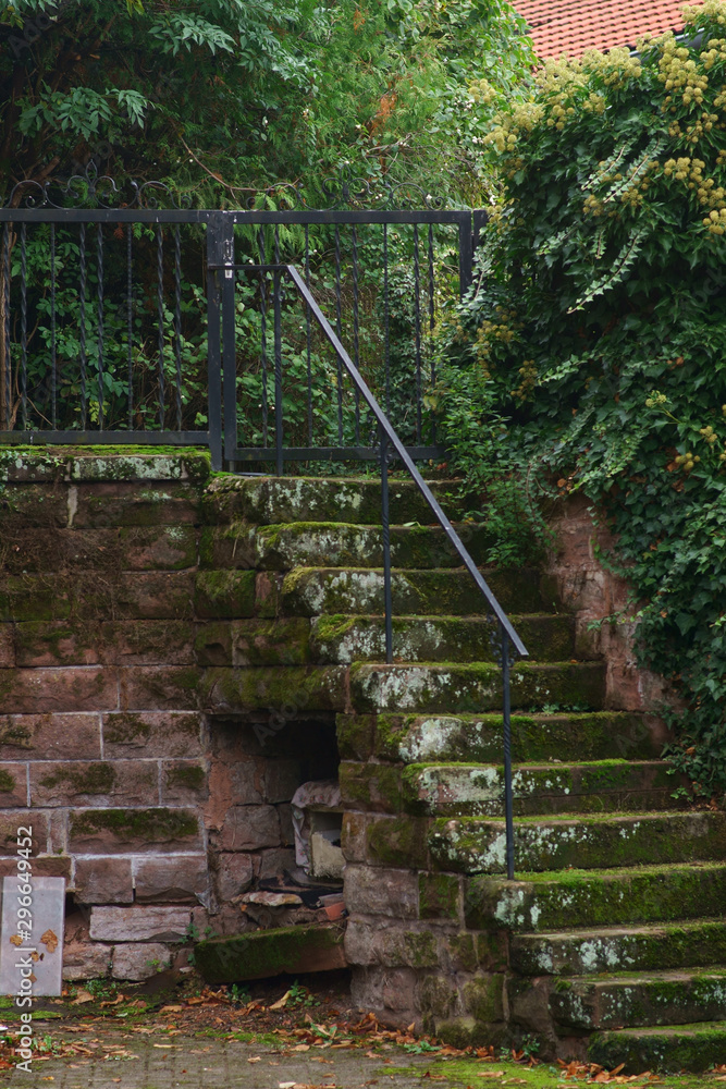 Die moosbewachsene Treppe eines alten Gemäuers beziehungsweise einer Burg. .. Die moosbewachsene Treppe eines alten Gemäuers beziehungsweise einer Burg. ..