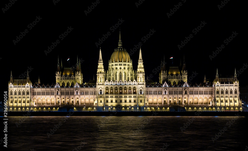 Obraz premium Budapest Parliament Building at night
