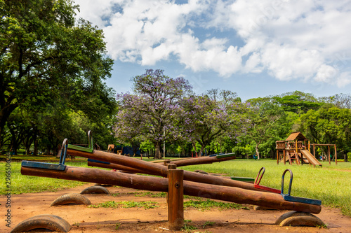 Gangorra no parque vazio, sem pessoas.