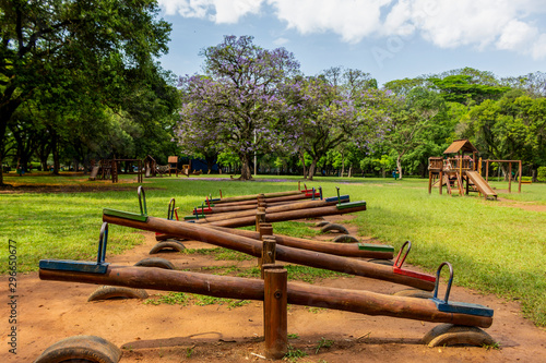Gangorra no parque vazio, sem pessoas.