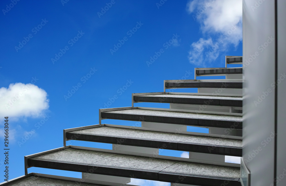 屋外螺旋階段と白い雲のある青空stock Photo Adobe Stock