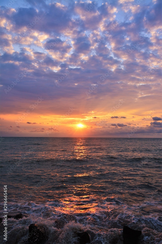 Fototapeta premium a beautiful sunrise at the seashore