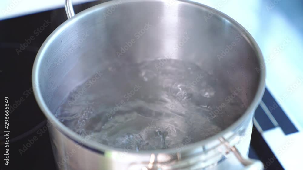 沸騰するお湯 キッチン 沸騰するお湯 キッチン