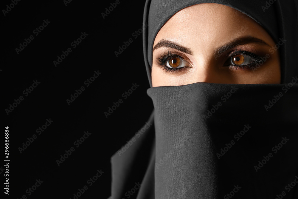 Naklejka premium Beautiful Muslim woman on dark background